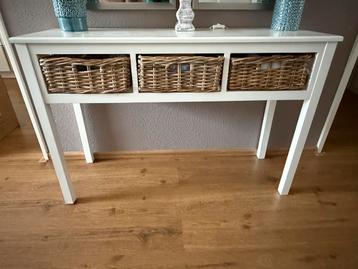 Witte sidetable met rieten manden beschikbaar voor biedingen