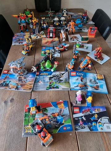 Verschillende sets van lego  beschikbaar voor biedingen