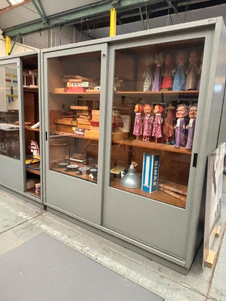 Vintage vitrinekasten uit TU Eindhoven, Huis en Inrichting, Kasten | Vitrinekasten, Gebruikt, 200 cm of meer, 150 tot 200 cm, 50 tot 75 cm