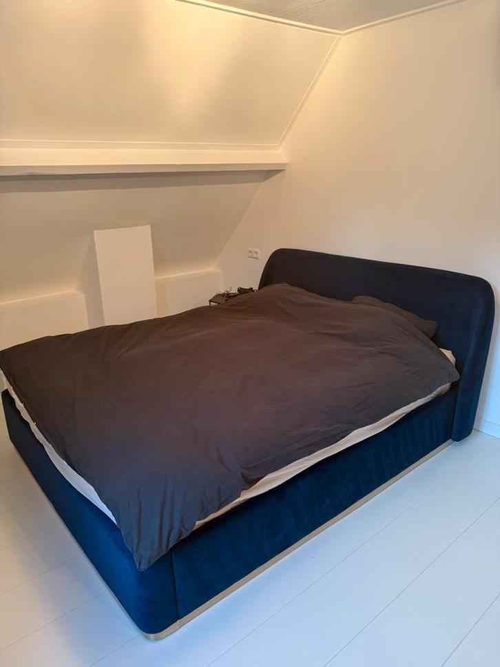 Trudy kingsizebed met opbergruimte, koningsblauw fluweel, Huis en Inrichting, Slaapkamer | Bedden, Zo goed als nieuw, Tweepersoons