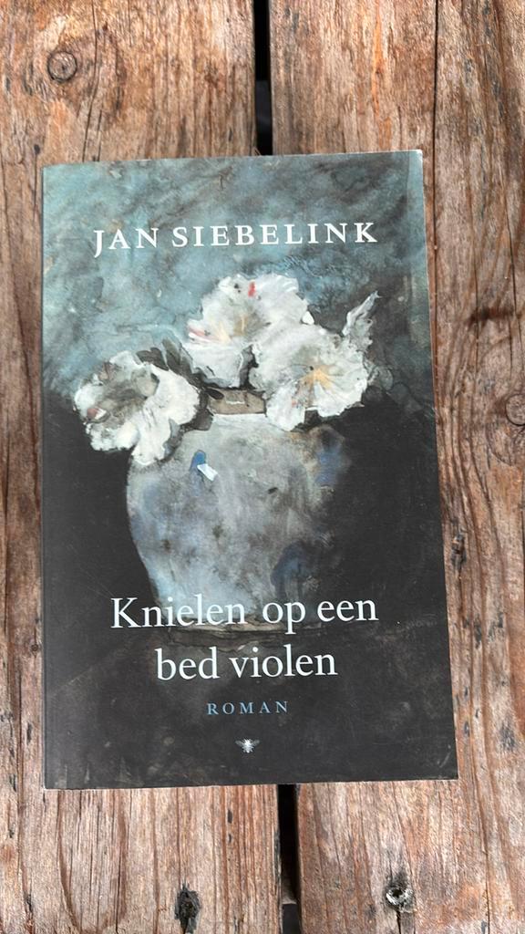 Jan Siebelink - Knielen op een bed violen, Boeken, Literatuur, Zo goed als nieuw, Nederland, Ophalen of Verzenden