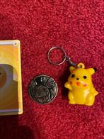 Pikachu pack met 4 kaarten, sleutelhanger en coin, Ophalen of Verzenden, Zo goed als nieuw