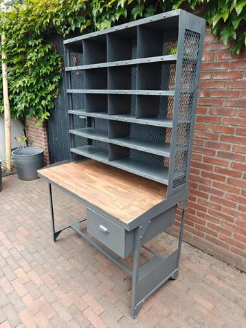 Industriële postsorteerkast – metaal & hout – vintage stijl beschikbaar voor biedingen