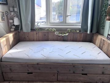 mooi houten bed met twee opberglades en matras beschikbaar voor biedingen