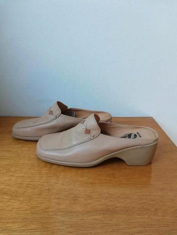 Light beige leather mule with block heels. Size 36 beschikbaar voor biedingen