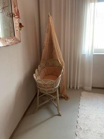 Rotan wiegje vintage beschikbaar voor biedingen