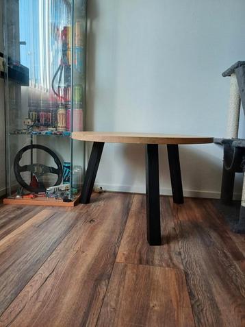 Eiken tafeltje beschikbaar voor biedingen
