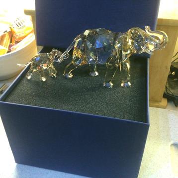 Swarovski olifant met jong incl doos & certificaat & plaquet beschikbaar voor biedingen