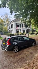 Volvo V60 T3 150pk Start/stop 2012 Grijs, Auto's, Volvo, Voorwielaandrijving, 1596 cc, 74 €/maand, Zwart