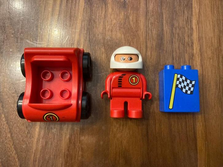 Lego duplo rode race-auto met poppetje en vlag setje!, Kinderen en Baby's, Speelgoed | Duplo en Lego, Zo goed als nieuw, Duplo