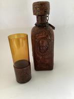 Vintage bruin glazen wijnkaraf met leren omhulsel + wijnglas, Ophalen of Verzenden