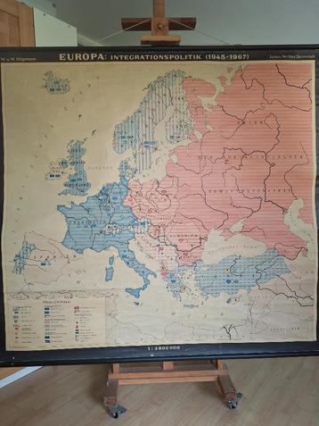 Politieke wandkaart van Europa van 1945 tot 1967 beschikbaar voor biedingen