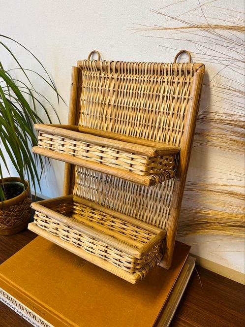 Leuk vintage riet rotan wandplankje mandjes boho organizer, Huis en Inrichting, Woonaccessoires | Wandplanken en Boekenplanken