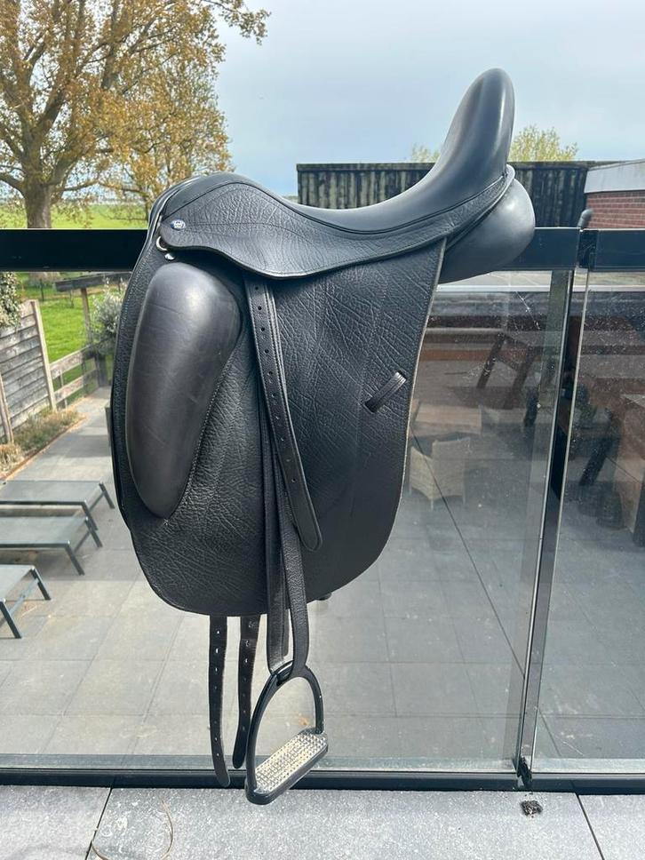 KM custom mono dressuur zadel 17 inch, Dieren en Toebehoren, Paarden en Pony's | Zadels, Zo goed als nieuw, Dressuur, Ophalen