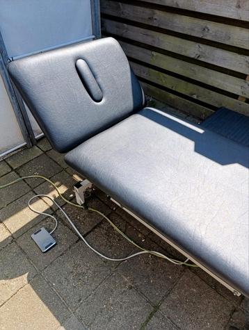 Behandeltafel elektrisch in hoogte verstelbaar. beschikbaar voor biedingen