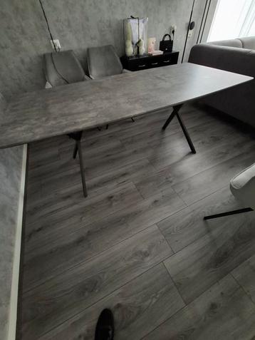Eettafel moet voor aanstaande vrijdag weg !