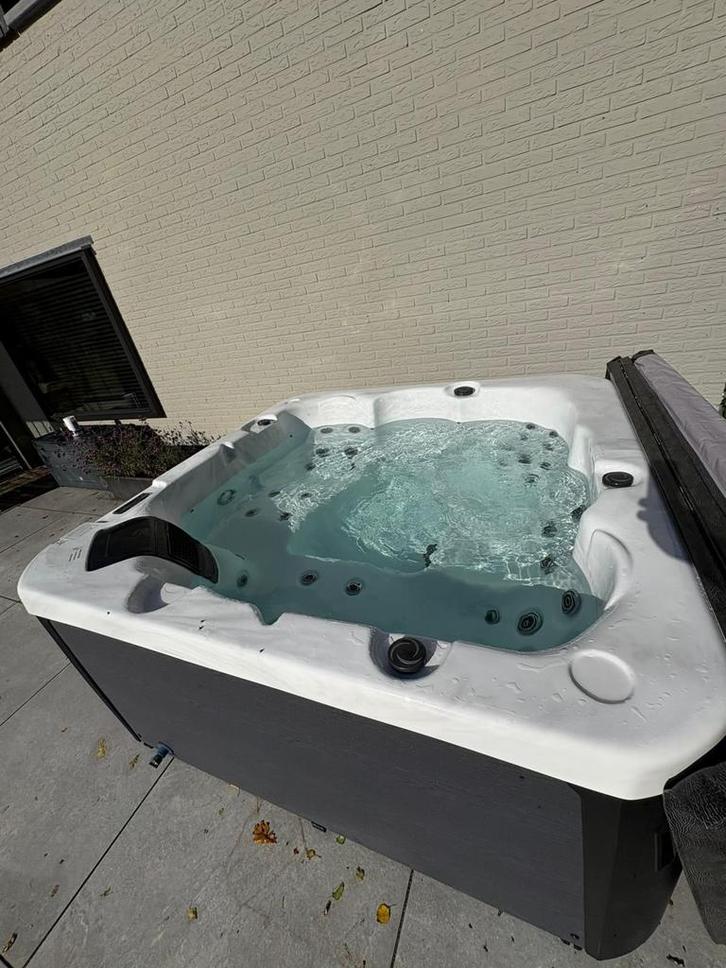 Gebruikte spa jacuzzi 6 maand oud, Tuin en Terras, Bubbelbaden en Hottubs, Zo goed als nieuw, Filter, Ophalen of Verzenden