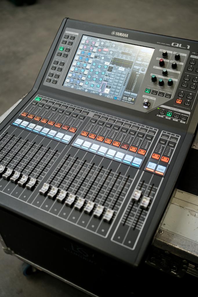 Yamaha QL1 - Digitale mengtafel (+ Dante), Muziek en Instrumenten, Mengpanelen, Gebruikt, 20 kanalen of meer, Microfooningang