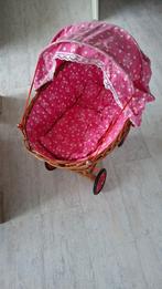 Klein rotan poppenwiegje op wieltjes + dekbedje, Ophalen, Gebruikt, Overige typen