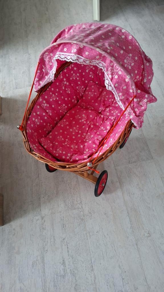Klein rotan poppenwiegje op wieltjes + dekbedje, Kinderen en Baby's, Kinderkamer | Inrichting en Decoratie, Gebruikt, Overige typen