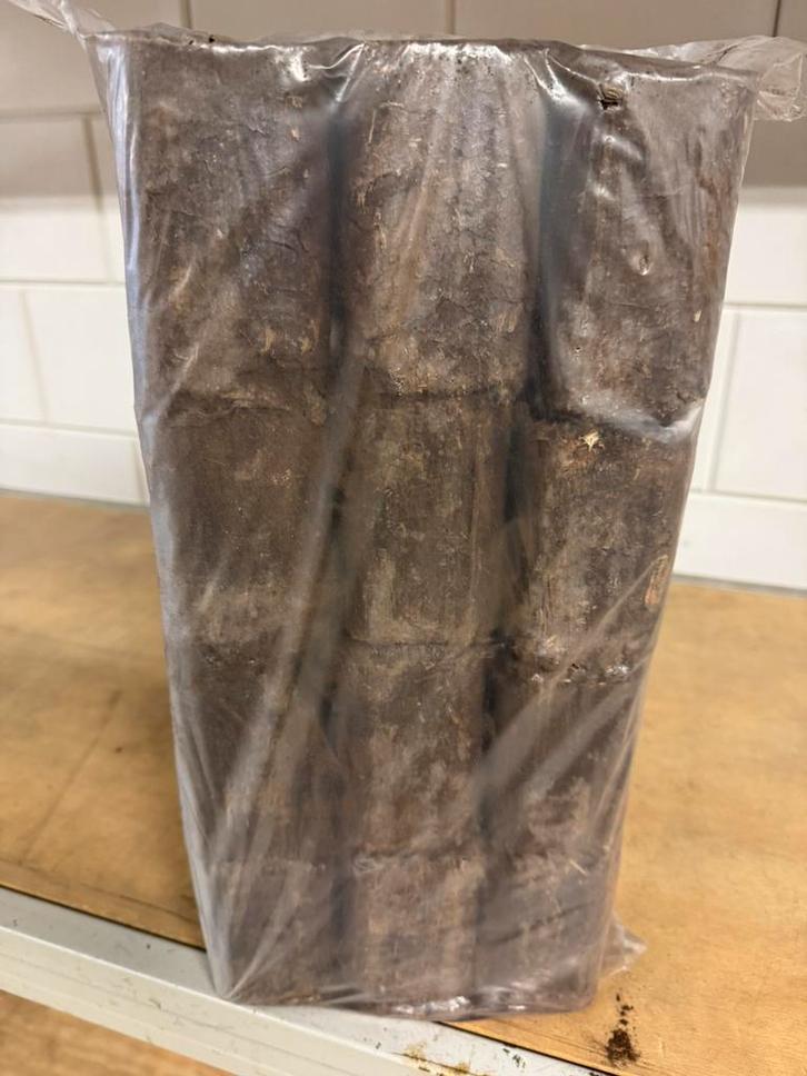 Nacht briket gemaakt van boomschors lang branduur warmte ., Tuin en Terras, Haardhout, Minder dan 3 m³, Ophalen of Verzenden