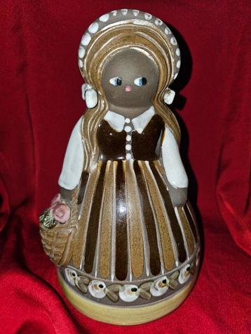 Vintage Meisjesbeeld met Bloemenmand beschikbaar voor biedingen