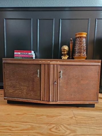 Lage kast VINTAGE (Amsterdamse School?) beschikbaar voor biedingen