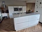 Hoogglans witte keuken met eiland. Zelf demonteren., Huis en Inrichting, Keuken | Complete keukens, Ophalen, Zo goed als nieuw