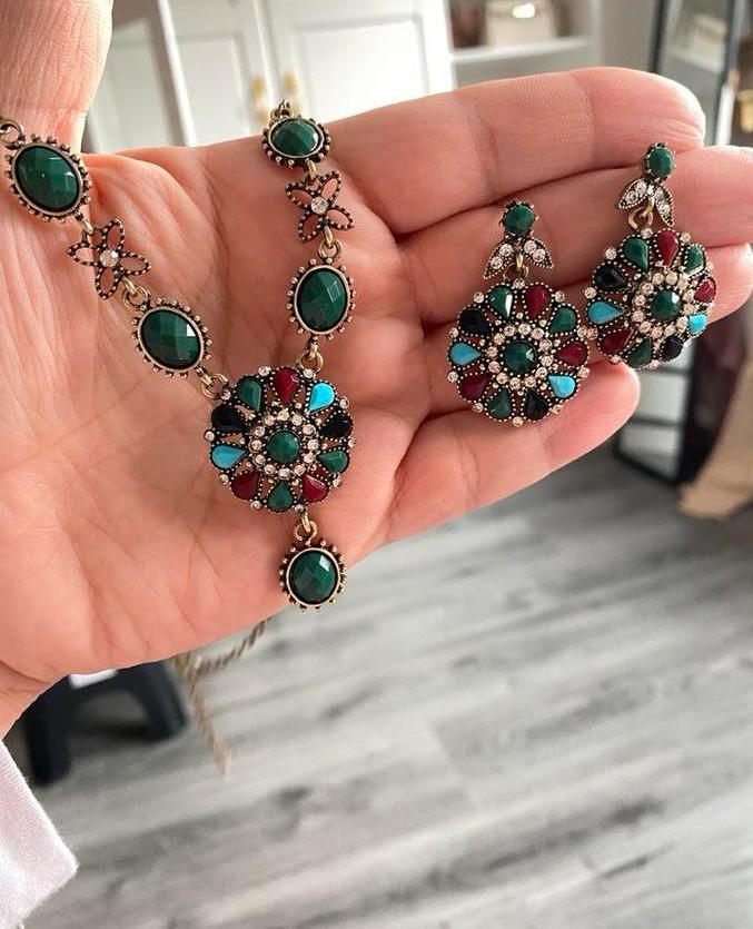 Prachtige juwelenset oorbellen en ketting met diverse stenen, Kleding | Dames, Riemen en Ceinturen, Verzenden, Zo goed als nieuw