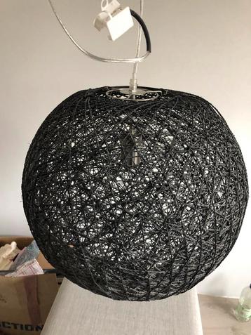 Zwarte kunstzinnige hanglamp beschikbaar voor biedingen