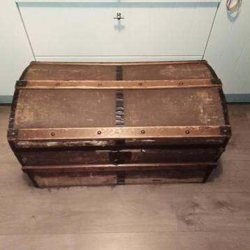 Grote robuuste oude gebruikte kist beschikbaar voor biedingen