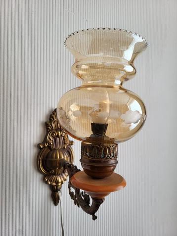 Mooie antieke brocante wandlamp koper met geslepen glas.