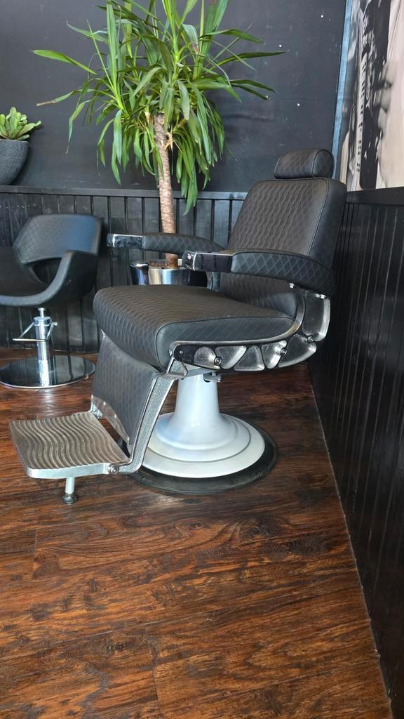 Zo goed als nieuwe Barberstoel - Kappersstoel, Huis en Inrichting, Stoelen, Zo goed als nieuw, Eén, Zwart, Ophalen