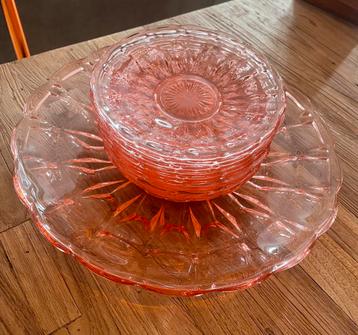 Vintage roze persglas gebaksbordjes (10 stuks) en schaal beschikbaar voor biedingen