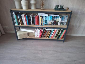Industriële boekenkast. beschikbaar voor biedingen
