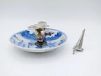 Zilveren blaker op Chinees porseleinen schotel, A.H. Ankum,