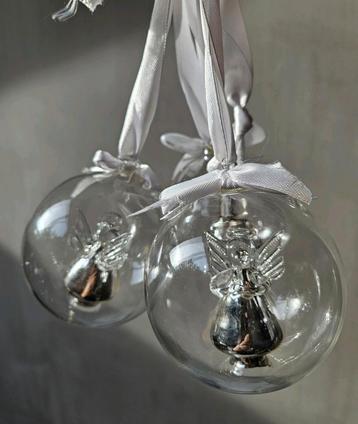 Drie glazen kerstballen met engel en kerstboom figuur beschikbaar voor biedingen