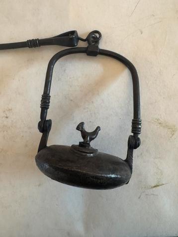 Antieke olielamp met vogel beschikbaar voor biedingen