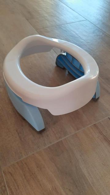 Potetti onderweg wc en wc verkleiner in een beschikbaar voor biedingen