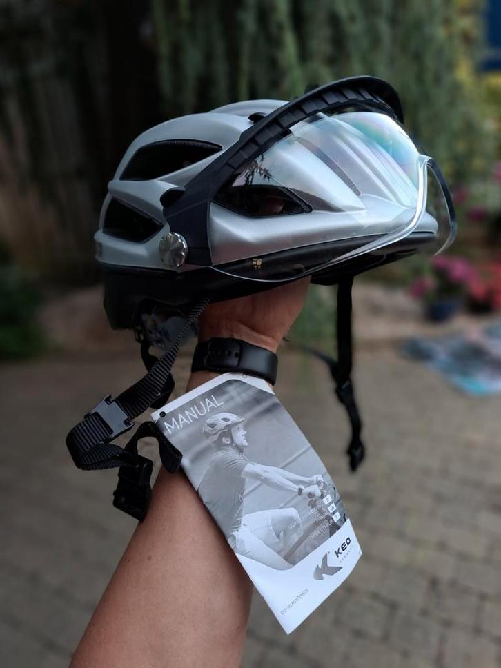 KED fietshelm met geïntegreerd vizier. Maat: L, Fietsen en Brommers, Fietsaccessoires | Fietshelmen, Nieuw, Ophalen of Verzenden