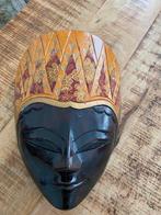 Houten masker met batik stof, Indonesië, Ophalen