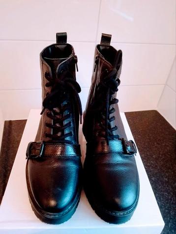 Stoere boots bewerkt met riemen van 5Th avenue, 38.5 LEER beschikbaar voor biedingen