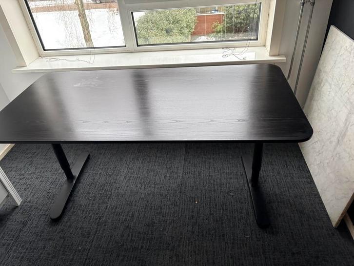 Bekant ikea bureau zwart, Huis en Inrichting, Bureaus, Zo goed als nieuw, In hoogte verstelbaar, Ophalen