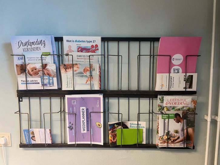 Kast, tafel, stoel en folderrek, Huis en Inrichting, Kasten | Stellingkasten, Zo goed als nieuw, Ophalen