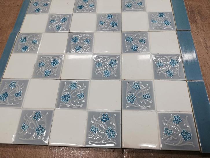 92 stuks art nouveau wandtegels met blauwgrijs besje, Antiek en Kunst, Antiek | Wandborden en Tegels, Ophalen