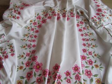 Tafelkleed geborduurd met bloemen 170/120 beschikbaar voor biedingen