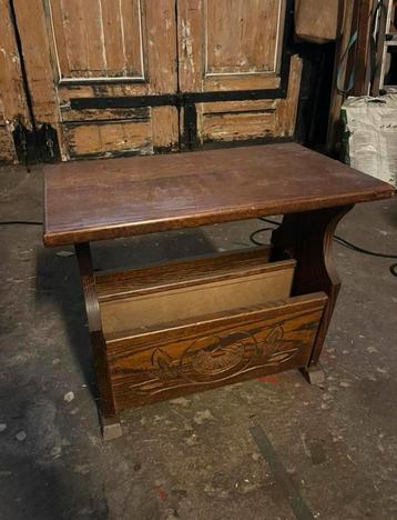 Charmante vintage krantenbak / bijzettafel beschikbaar voor biedingen