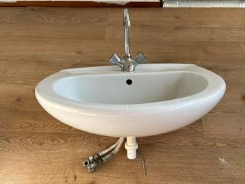 Wasbak met kraan beschikbaar voor biedingen