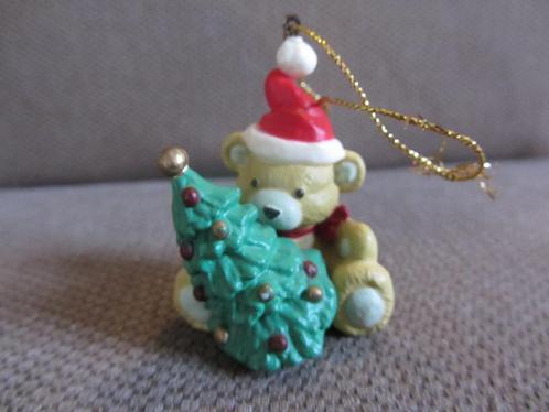 Beeldje beertje met kerstboom, kerst, winter, beer, Verzamelen, Beren en Cherished Teddies, Zo goed als nieuw, Beeldje, Overige merken