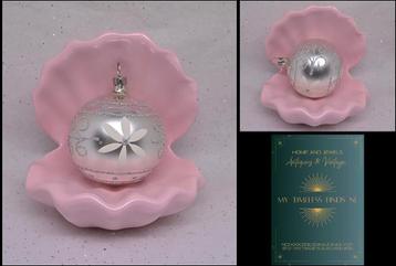 Oude zilverkleurig glazen kerstbal met decoratie - D4PAMA-D2 beschikbaar voor biedingen